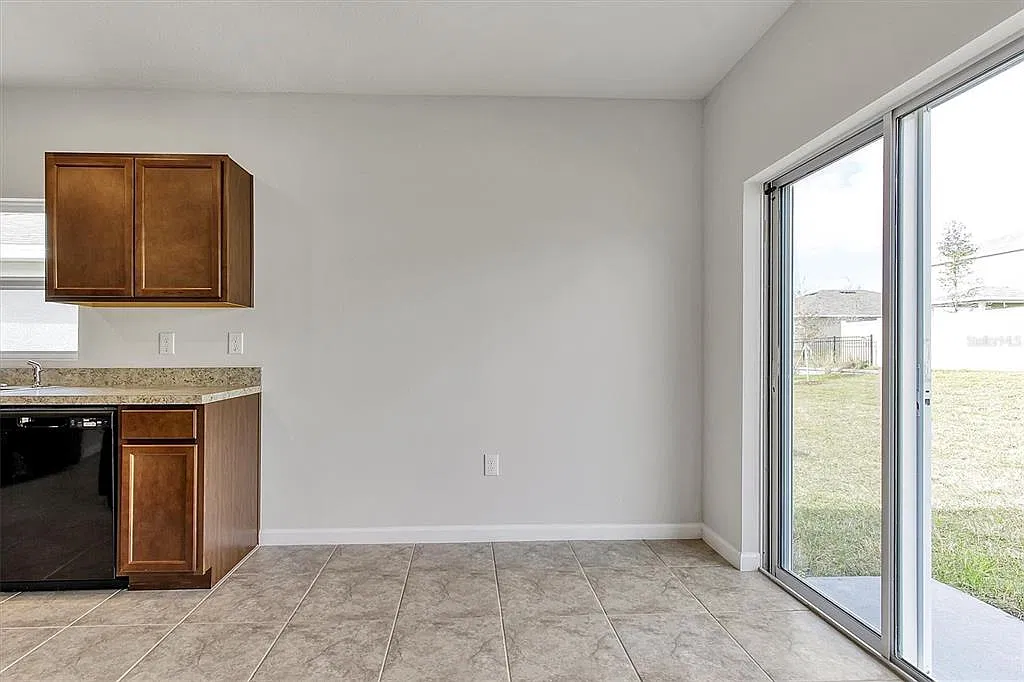 3 bed, 2.0 bath, 1312 sqft, $1,895 — Photo 4