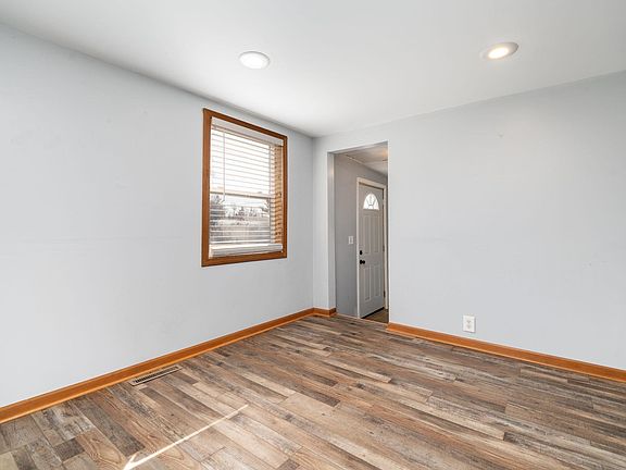 4th image of 202 N Etnyre Ave