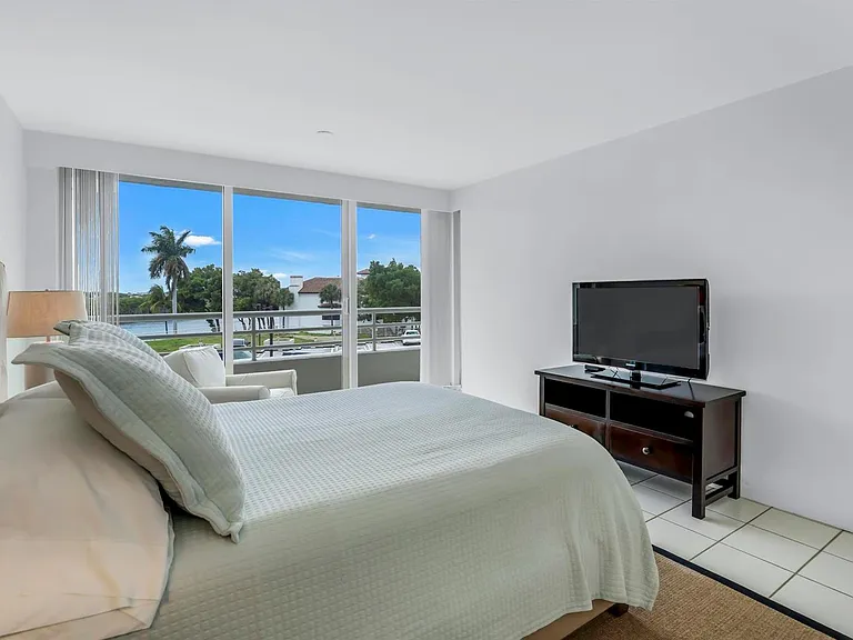 4201 N Ocean Blvd #203 — Photo 38
