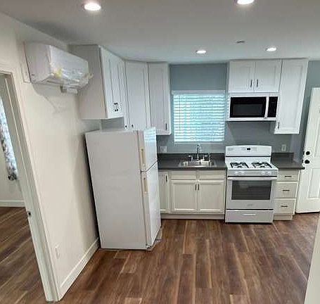 4th image of 7331 1/2 Kraft Ave