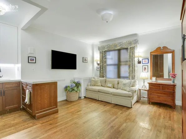 160 East 91st Street image 1 of 10