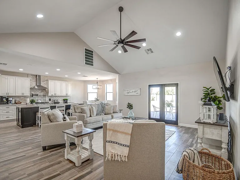3216 E Sunnyside Ln — Photo 21