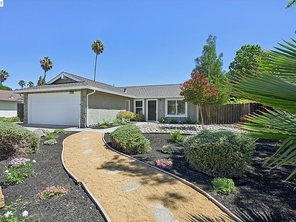 3rd image of 1665 Honeysuckle Rd