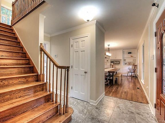 4th image of 2440 Falkirk Dr