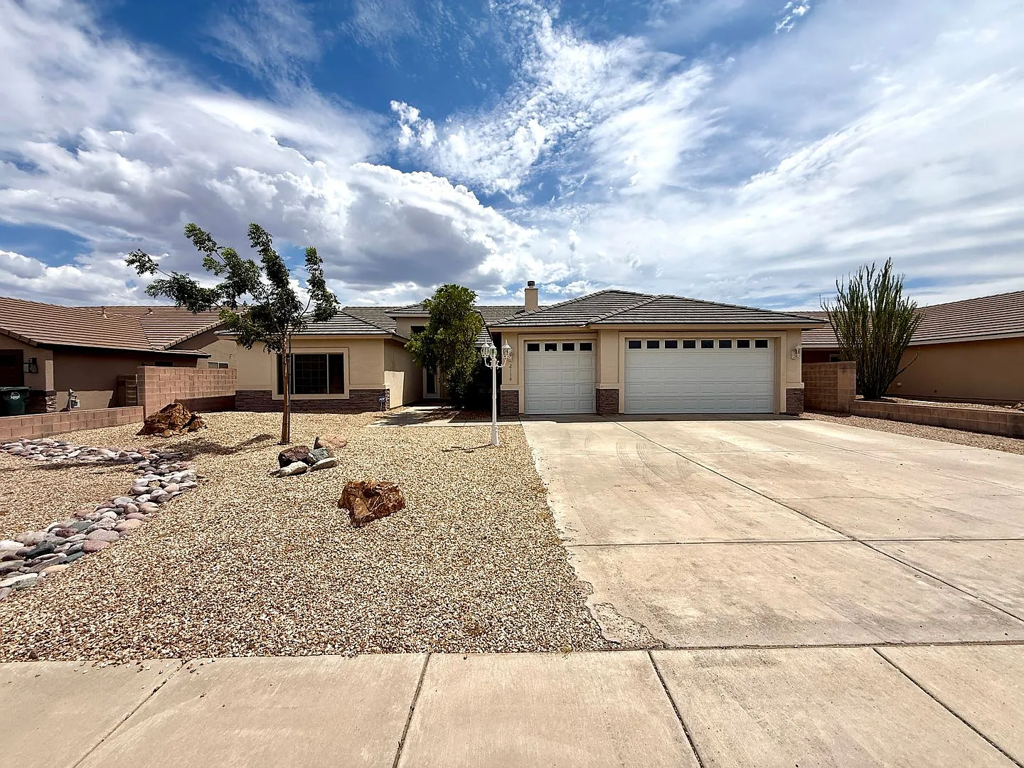Beautiful 4-Bedroom Home with 3-Car Garage & Hualapai Mountain Views in Walleck Ranch! — Photo 2