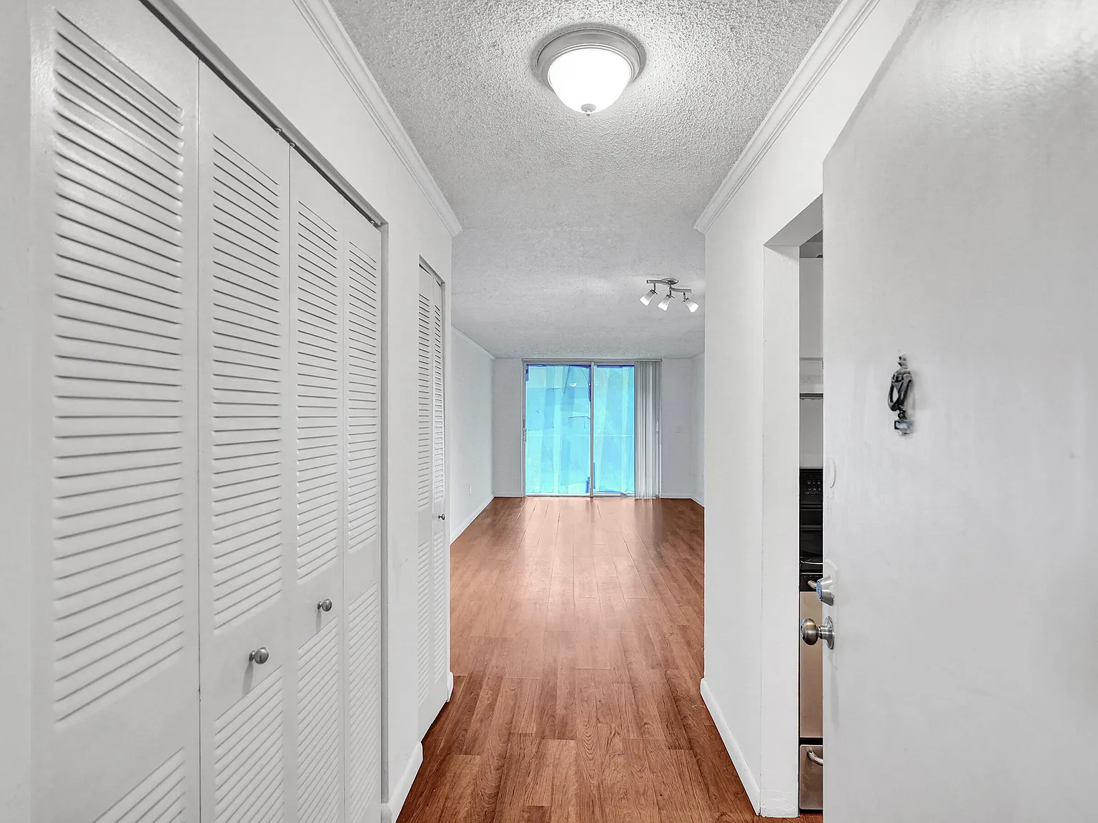 1 bed, 1.5 bath, 673 sqft, $1,600 — Photo 3