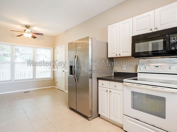 3rd image of 1600 Nesfield Pl