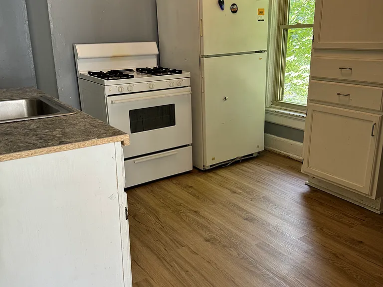 1900 N Oakland Ave — Photo 8