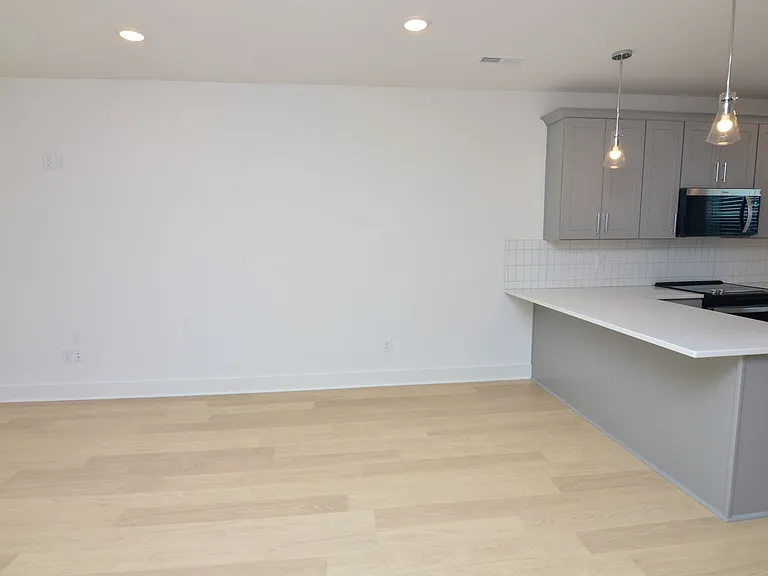550 Markham St #18 — Photo 9