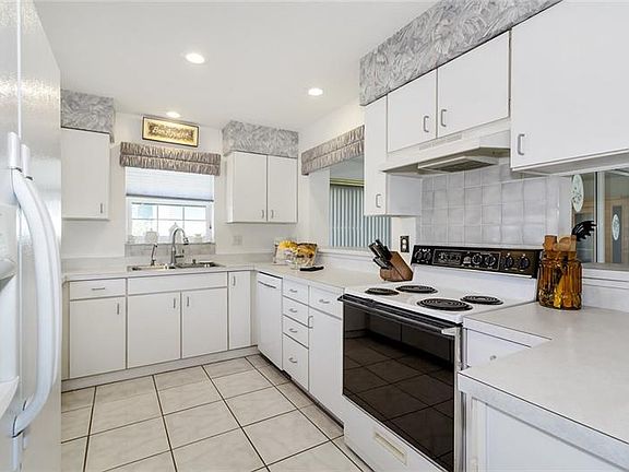 3rd image of 696 Paradise Point