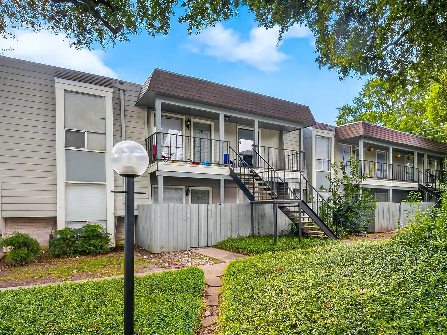 2 bed, 2.0 bath, 887 sqft, $1,600 — Photo 2