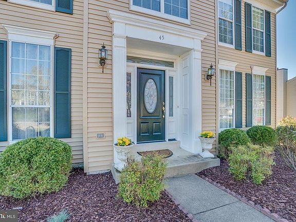 Great Curb Appeal!
