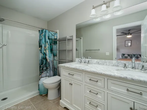 175 Whispering Pines Dr, Fenton, MI 48430