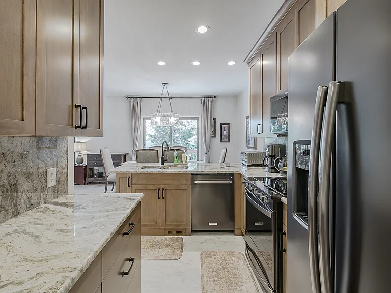 300 Stratford Ln #300 — Photo 43