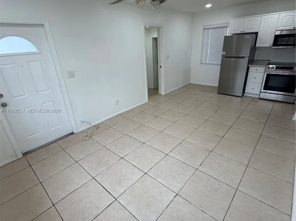 830 SW 6th St APT 3, Hallandale, FL 33009