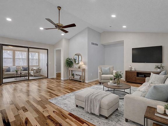 5th image of 500 Greentree Dr Unit 11