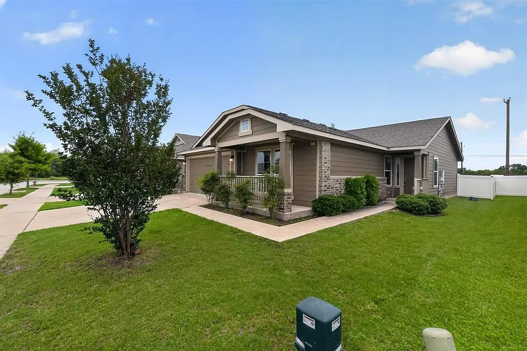 3 bed, 2.0 bath, 1400 sqft, $2,000 — Photo 1
