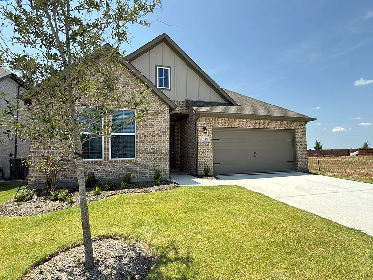1232 Redcoat Dr — Photo 2