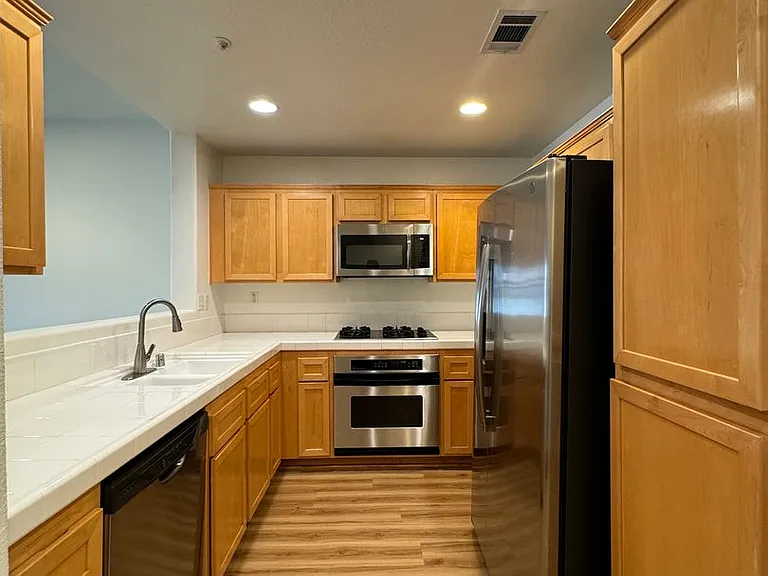 616 E Walnut St — Photo 13