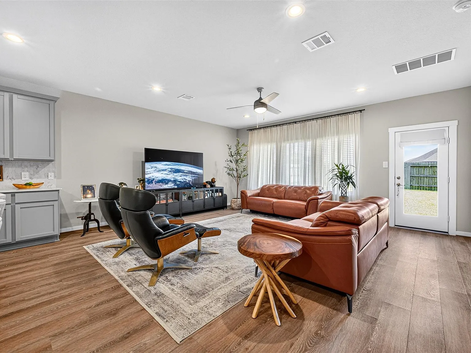 4 bed, 3.0 bath, 2488 sqft, $2,950 — Photo 4