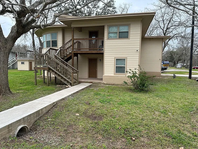 631 Live Oak Dr — Photo 1