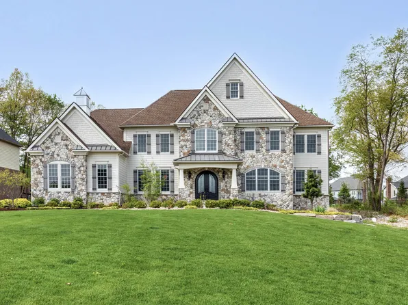 2215 Parkview Ct, Ann Arbor, MI 48105