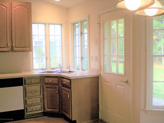 4th image of 626 Bedford Lane