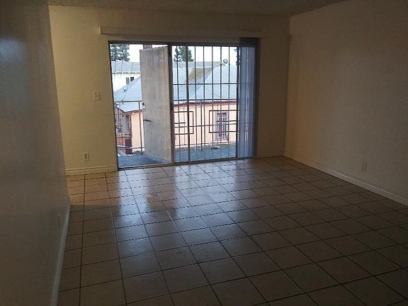 5th image of 1017 W 95th St APT 6