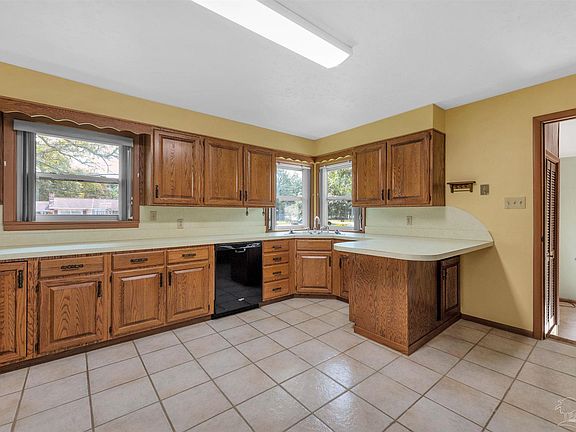 5th image of 6645 Tippin Ave