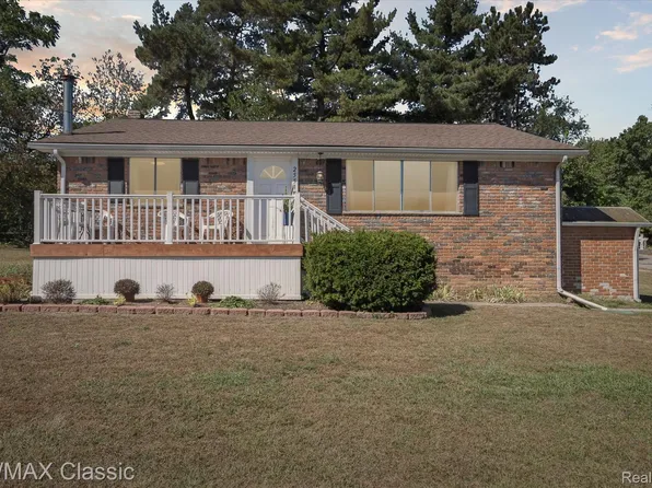 2551 Oakview Dr, Wolverine Lake, MI 48390