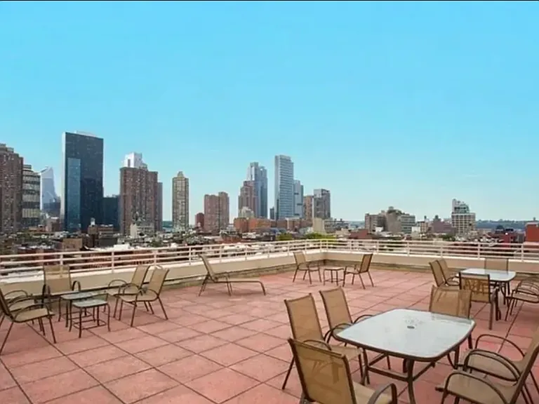 393 W 49th St #2V — Photo 18