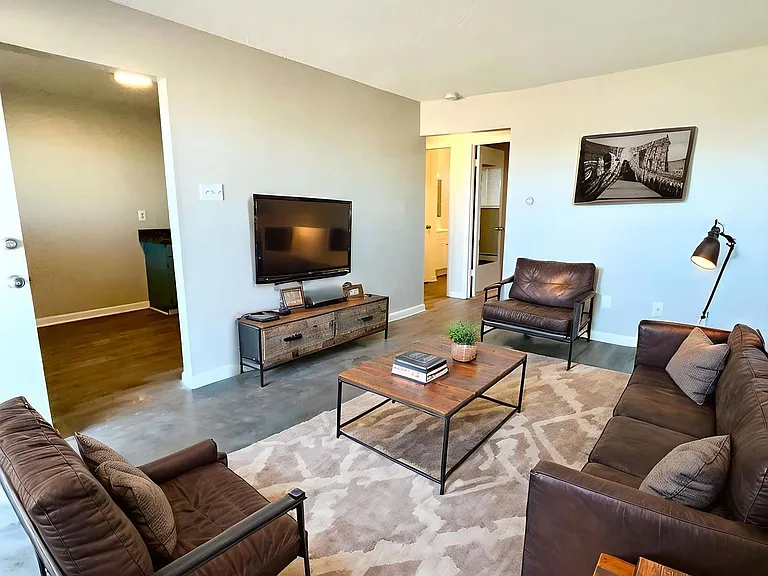 Landmark Apartments — Photo 6
