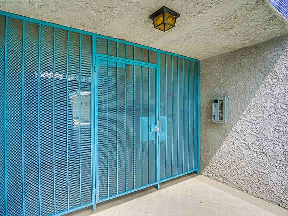 5th image of 6245 Woodman Ave APT 104