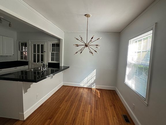 4th image of 2524 Bay St
