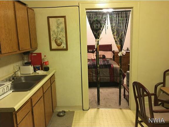 2nd image of 1724 Douglas St