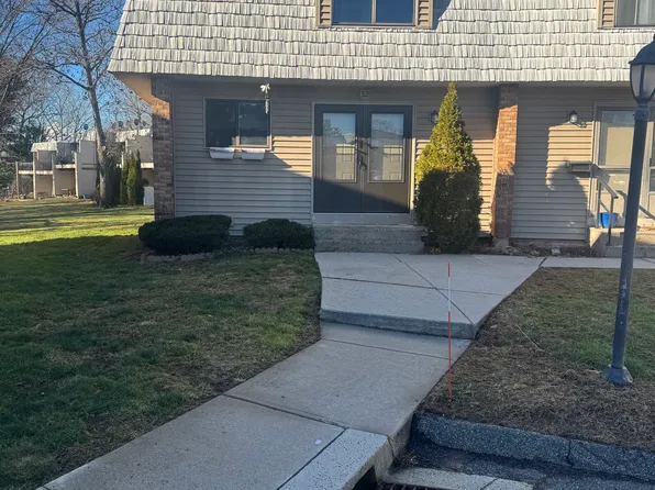 32 Cedarland Ct, Cromwell, CT 06416