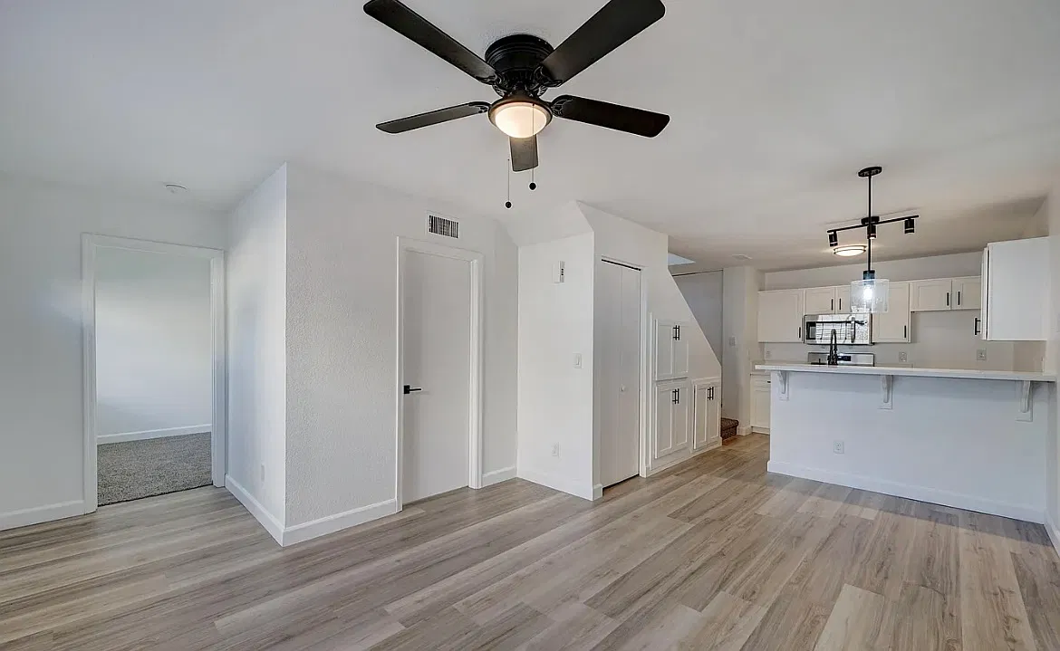2 bed, 944 sqft, $2,300 — Photo 4