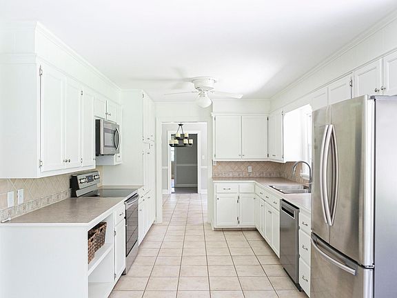 3rd image of 912 Highland Way