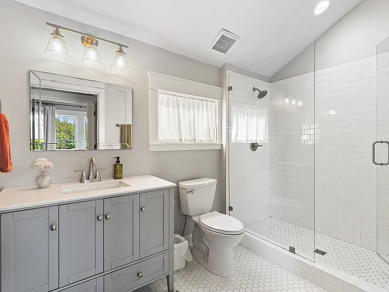2113B Bernard Ave #B — Photo 9