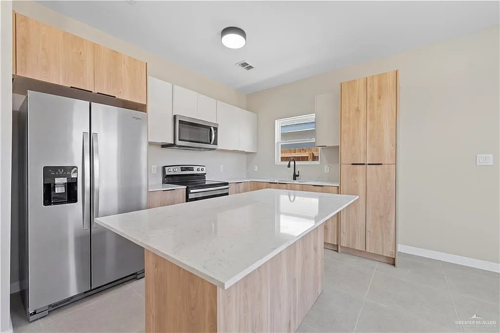3 bed, 2.0 bath, 1148 sqft, $1,300 — Photo 4