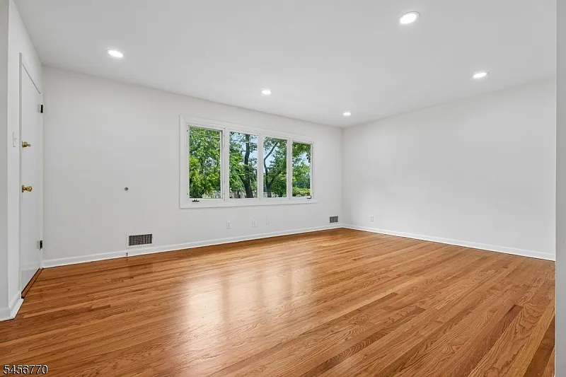 3 bed, 2.0 bath, 2300 sqft, $3,150 — Photo 4