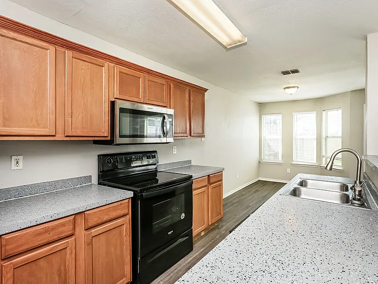 1424 Pine Ln — Photo 10