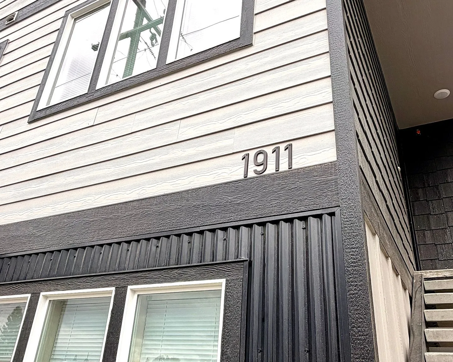Lyons Apartments — Photo 2