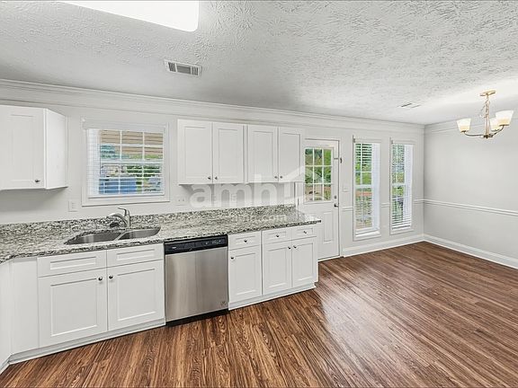 4th image of 1772 N Oak Dr