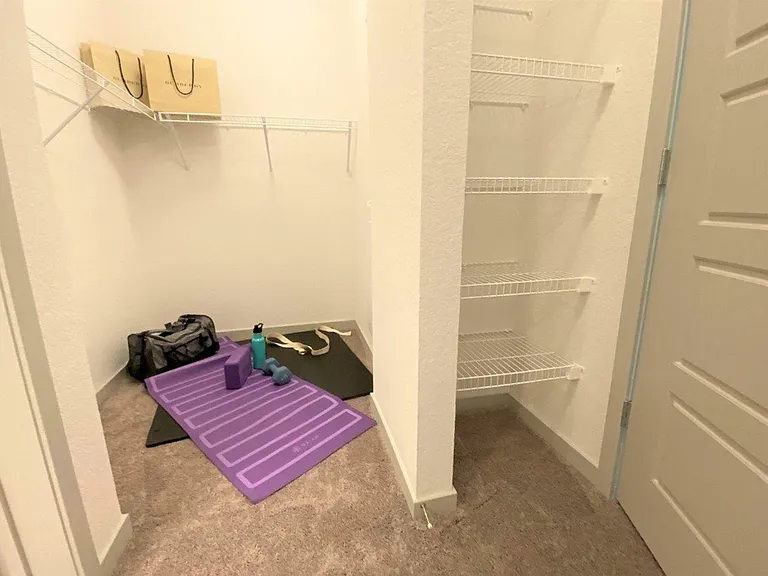 Addison Universal Blvd 1/1 Walk in Closet