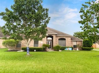 208 Tearose Ln, Lake Jackson, TX 77566
