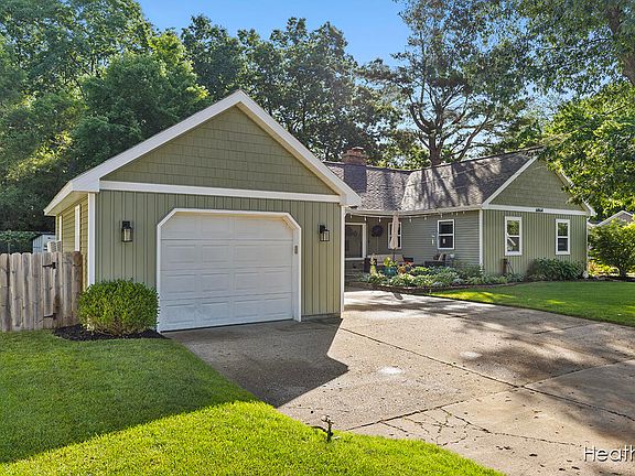2nd image of 6864 Goldenrod Ave NE