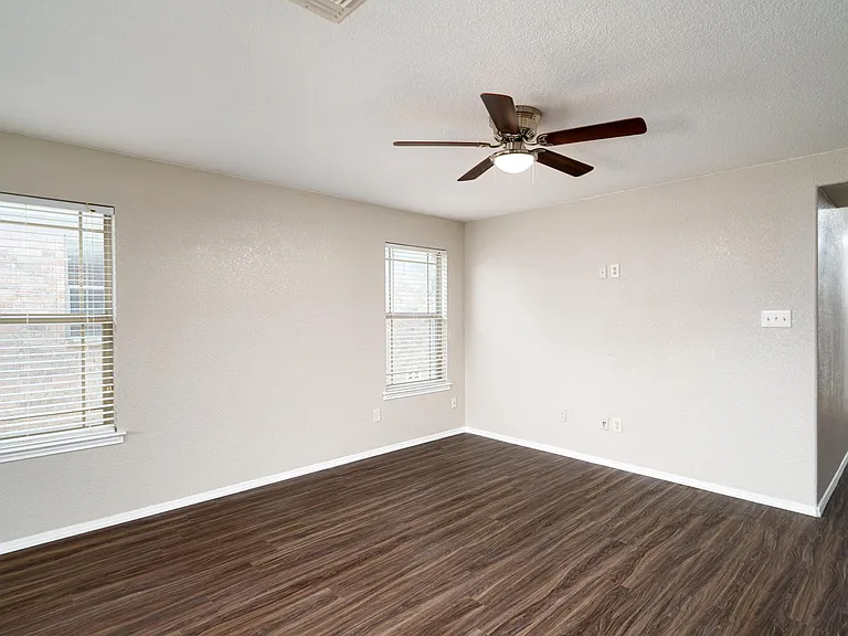 910 Trilby — Photo 12
