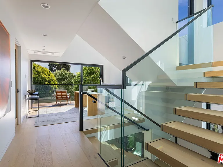 822 Superba Ave — Photo 23