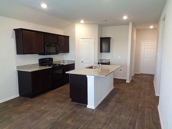 3rd image of 209 Lilypond Trl